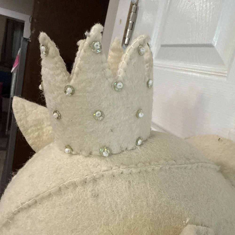 Fiona Walker Elephant Head With Sleepy Eyes And Gold Crown‎